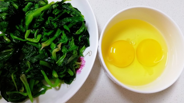 菠菜鸡蛋汤,把成团的菠菜切两刀,打两个<a style='color:red;display:inline-block;' href='/shicai/ 9'>鸡蛋</a>。