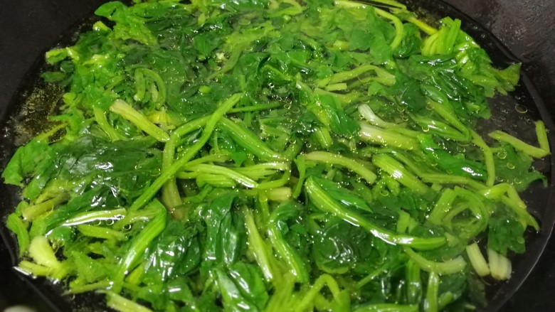 菠菜鸡蛋汤,开火,下入菠菜文火至汤汁再次开起。