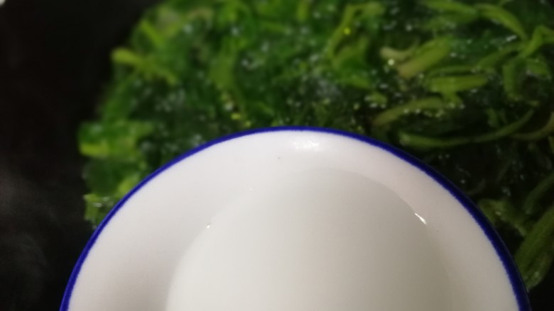 菠菜鸡蛋汤,均匀倒入水淀粉,文火把汤烧开。