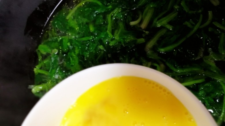 菠菜鸡蛋汤,最小火,均匀倒入打散的蛋液。