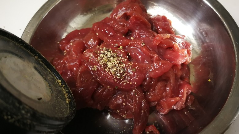 杏鲍菇炒牛肉,放入少许黑胡椒碎