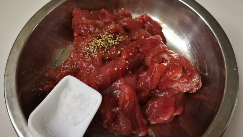 杏鲍菇炒牛肉,放入少许盐盐,一勺<a style='color:red;display:inline-block;' href='/shicai/ 849'>花生油</a>拌匀腌制五分钟