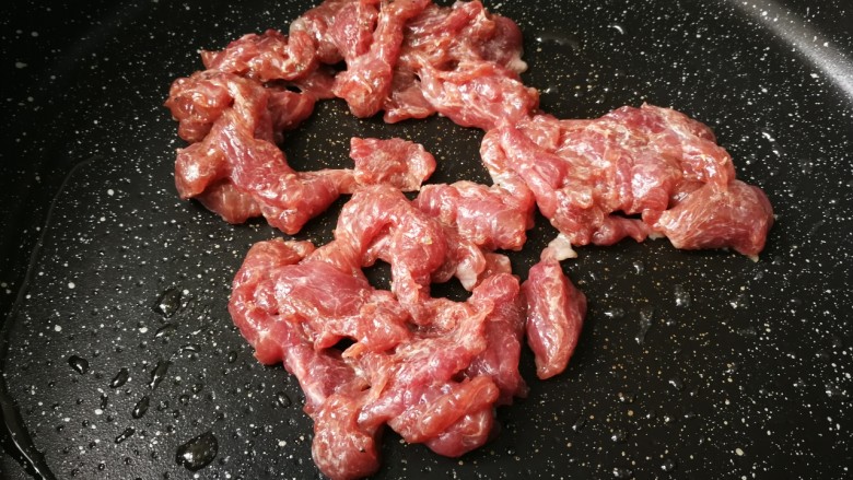 杏鲍菇炒牛肉,锅中放入一勺花生油,放入牛肉丝