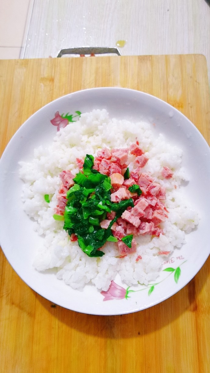 火腿午餐肉蔬菜饭团,加入小白菜