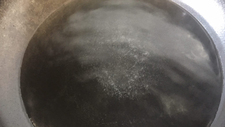 海带豆腐汤,锅里放入适量的水