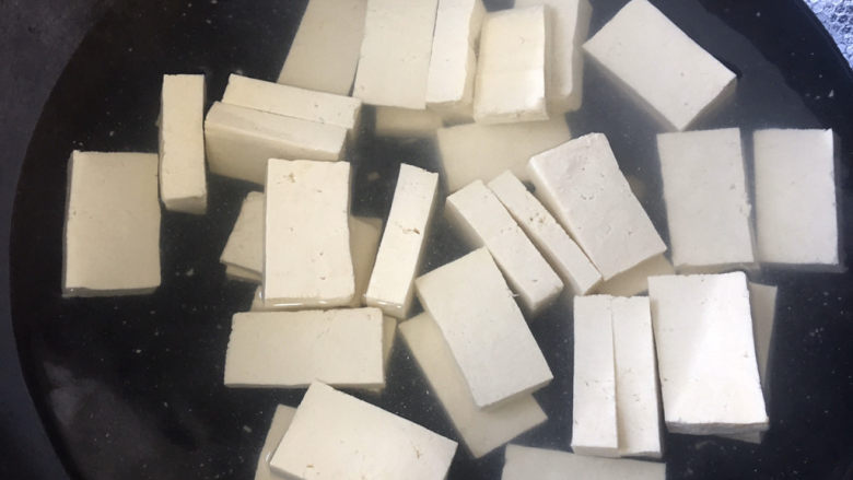 海带豆腐汤,放入豆腐煮三分钟，这样可以去除豆腥味，豆腐也更嫩一些