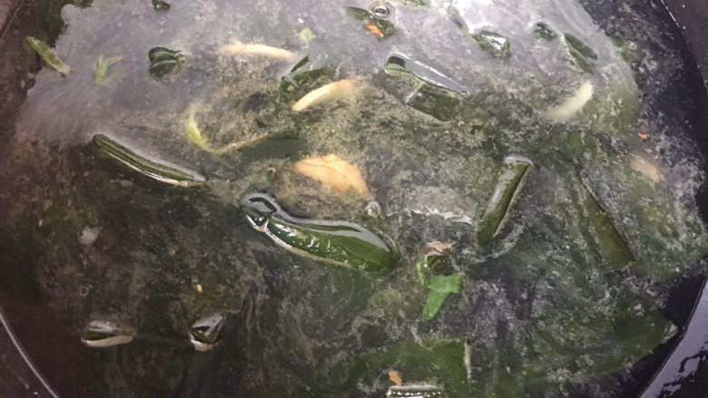 海带豆腐汤,加入适量的水