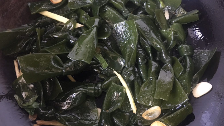 海带豆腐汤,海带结翻炒片刻