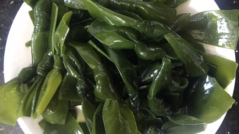 海带豆腐汤,准备适量的海带结清洗干净备用