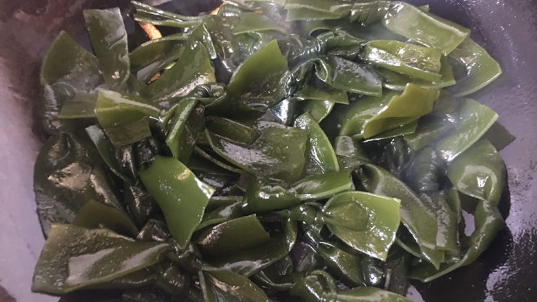 海带豆腐汤,加入海带结