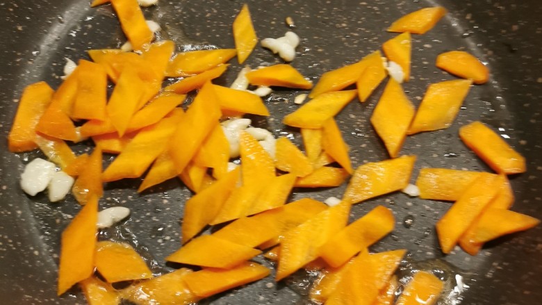 杏鲍菇炒鸡蛋,放入胡萝卜片