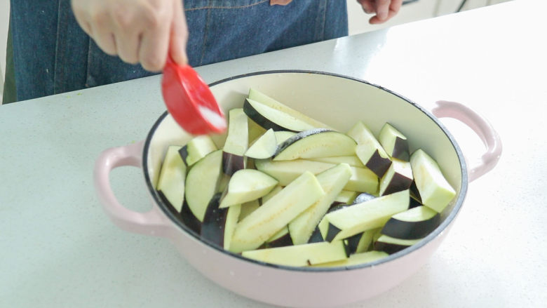 豇豆烧茄子,再茄子中放入食盐