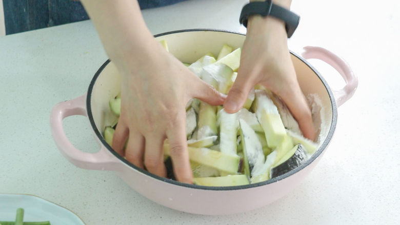 豇豆烧茄子,抓拌均匀,裹上淀粉口感更佳
