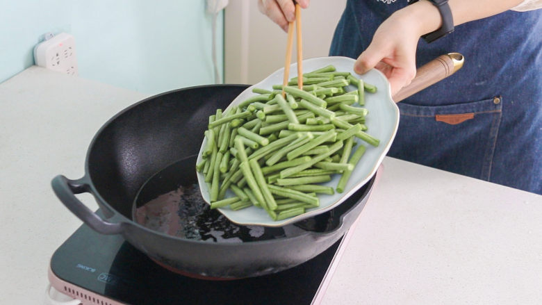 豇豆烧茄子,将切好的豇豆放入锅中油炸