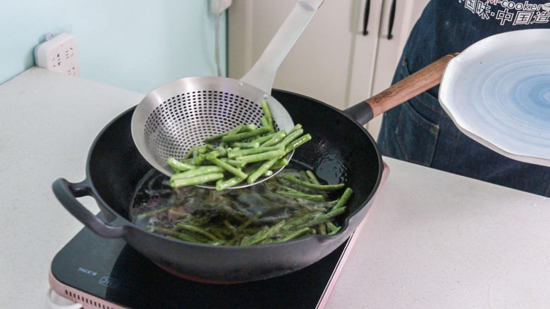 豇豆烧茄子,炸熟后,捞出备用
