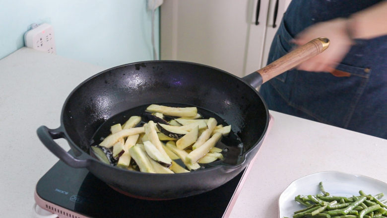 豇豆烧茄子,在放入茄子油炸