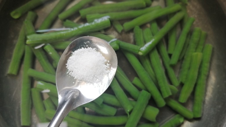 豇豆烧茄子,豇豆放入锅内焯水,加适量盐使其更翠绿