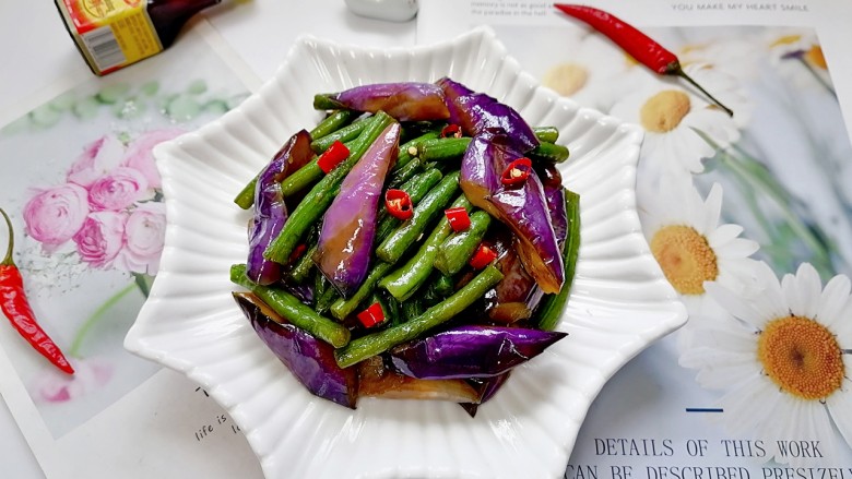 豇豆烧茄子,拍上成品图,一道清爽又美味的豇豆烧茄子就完成了。