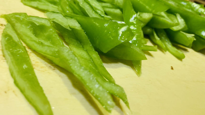 青椒炒猪肚,切条;