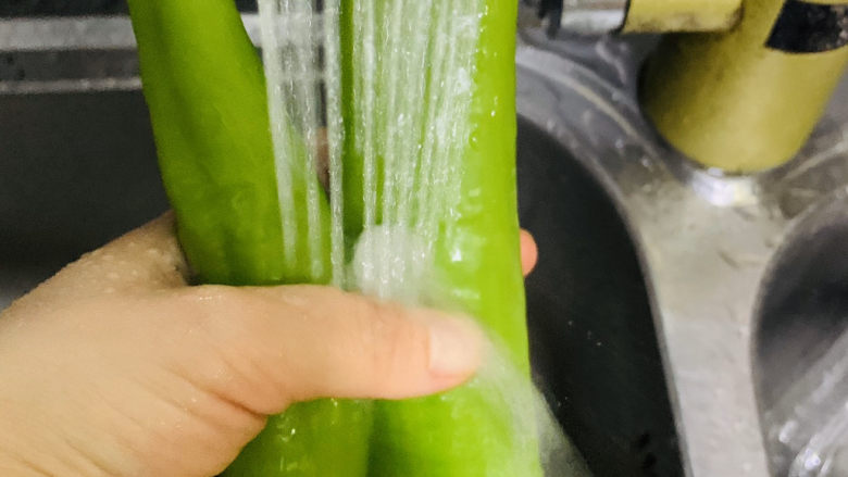 青椒炒猪肚,青椒洗净;