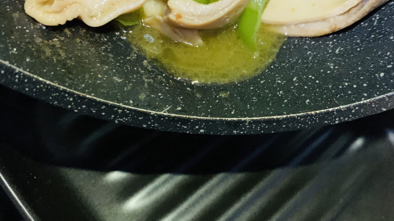 青椒炒猪肚,起锅;