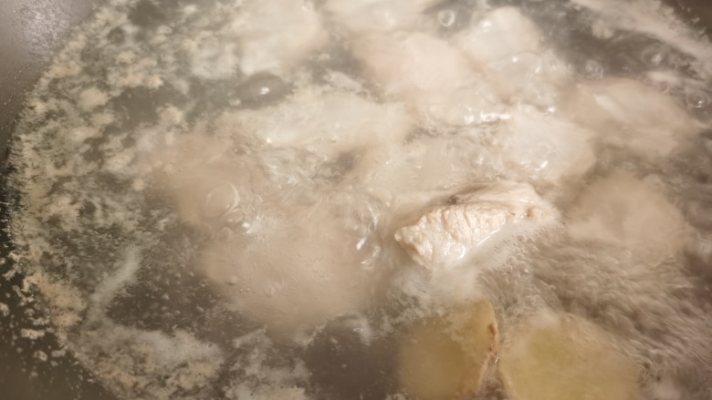 海带炖排骨,排骨冷水下锅煮开焯水,看到浮沫和絮状杂质漂浮表面时关火。