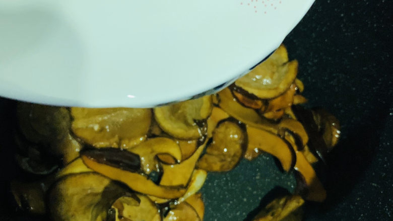 炒牛肝菌,加少许清水;