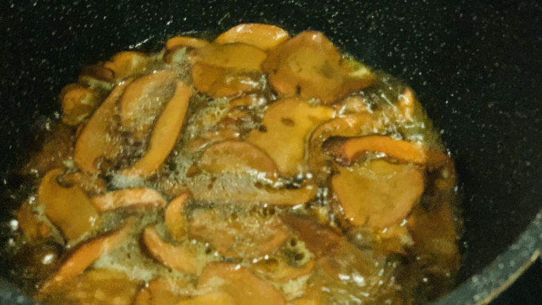 炒牛肝菌,稍微烧一会,菇还是要确保炒熟,比较安全;