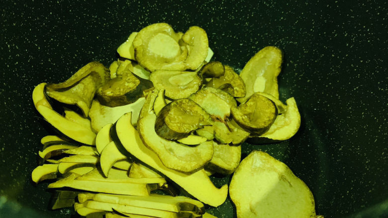 炒牛肝菌,倒入牛肝菌;