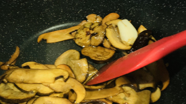 炒牛肝菌,翻炒,这时候就非常香了;