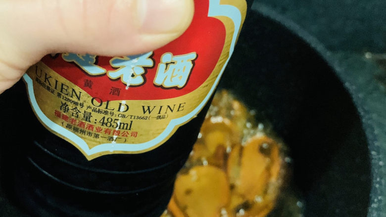炒牛肝菌,加<a style='color:red;display:inline-block;' href='/shicai/ 718'>料酒</a>;