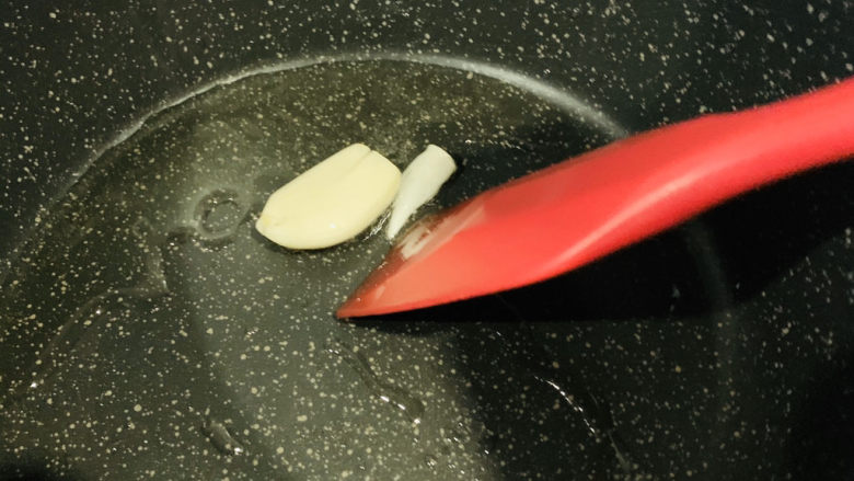 炒牛肝菌,炒香;