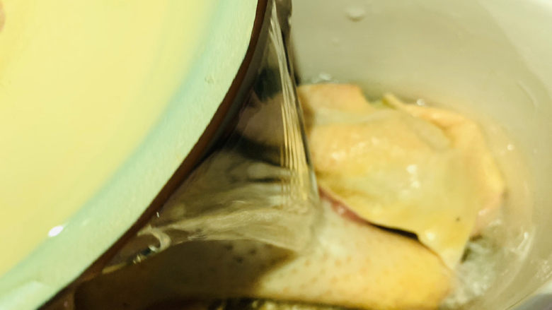 牛肝菌炖鸡,加入适量清水;