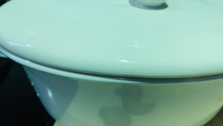 牛肝菌炖鸡,盖住炖锅盖;