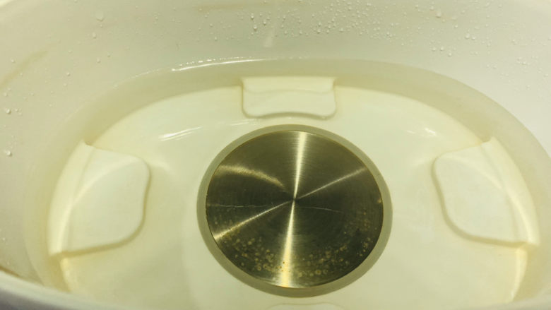 牛肝菌炖鸡,炖盅内加入适量水;