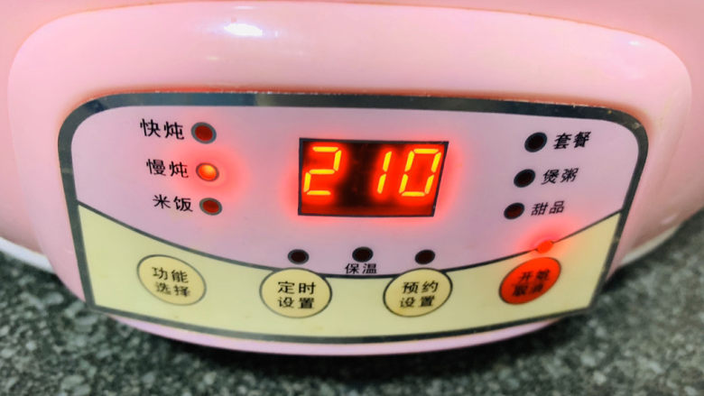牛肝菌炖鸡,调好炖的时间,慢炖味道比较好;