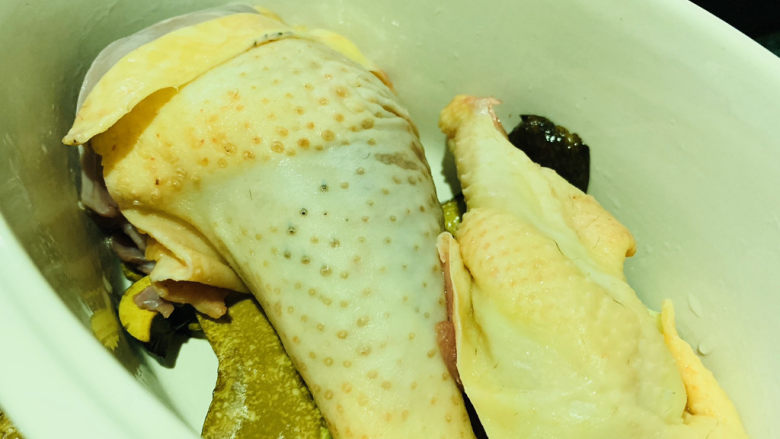 牛肝菌炖鸡,直接放入炖锅;