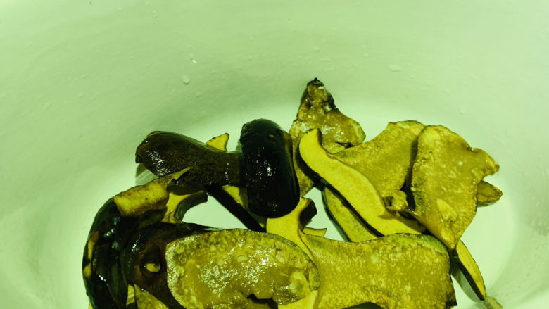牛肝菌炖鸡,放入炖锅内;