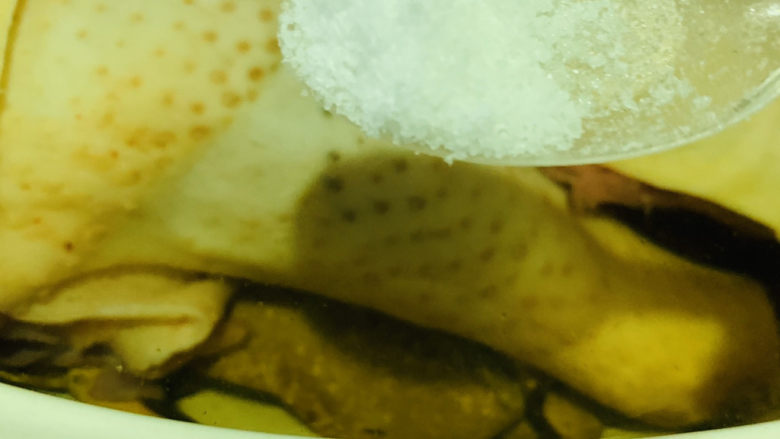 牛肝菌炖鸡,加少许盐;