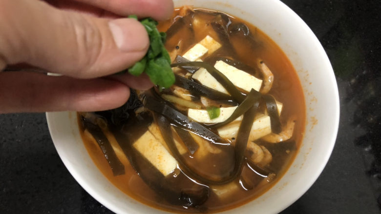 海带豆腐汤➕红白花开山雨中,撒上点葱末，搞定