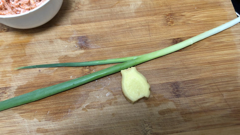 海带豆腐汤➕红白花开山雨中,小葱择好与姜清洗干净