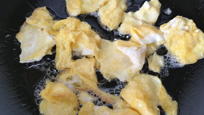 杏鲍菇炒鸡蛋,将鸡蛋炒成小块