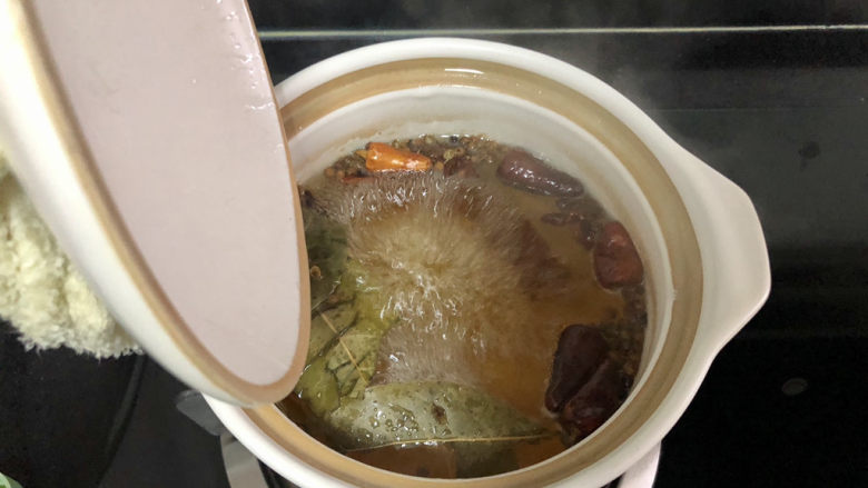 五香蚕豆➕且将蚕豆伴青梅,煮开后转小火,煮5分钟,让香料味道释放