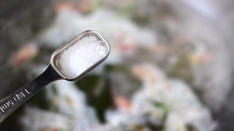 海带豆腐汤,大火烧开后,放入适量的盐调味。