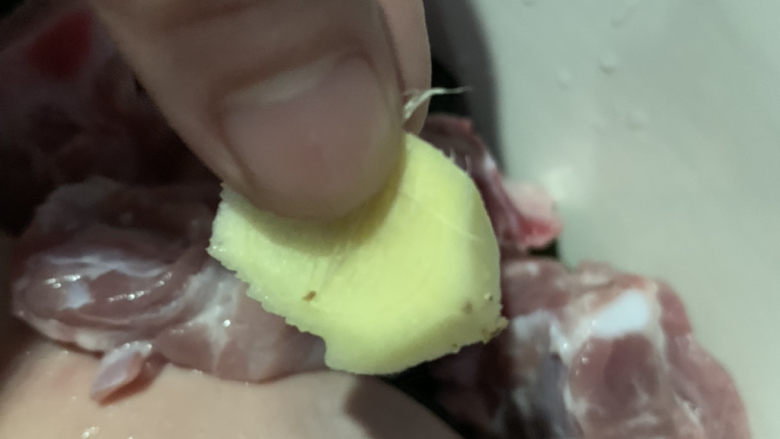 海带炖排骨,加一片姜;