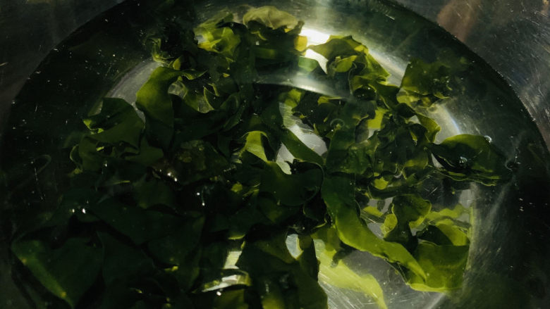 海带炖排骨,水浸泡半小时;