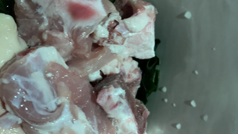 海带炖排骨,海带排骨放入炖锅;
