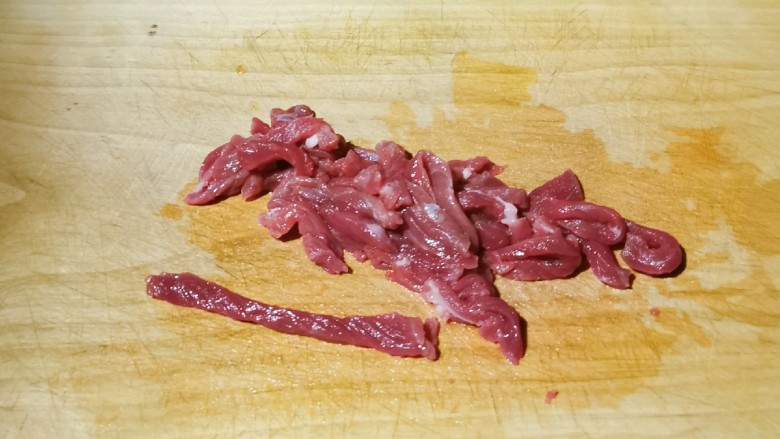 杏鲍菇炒牛肉,<a style='color:red;display:inline-block;' href='/shicai/ 216'>牛肉</a>切成细条状