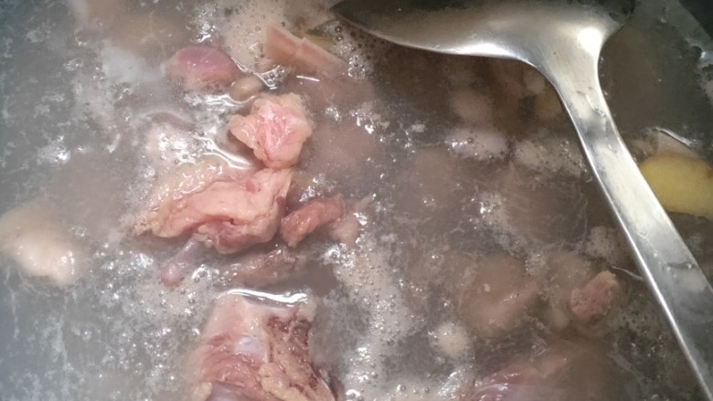 香辣野猪肉,凉水下野猪🐗肉,加入料酒,生<a style='color:red;display:inline-block;' href='/shicai/ 37'>姜</a>焯水,煮出血沫捞出凉水洗净备用