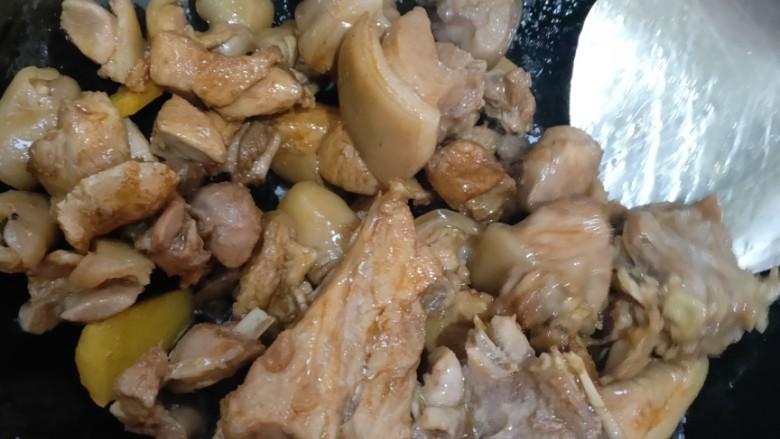 香辣野猪肉,锅烧空气,降入宽油,放糖,小火🔥炒化,放入野猪肉上色